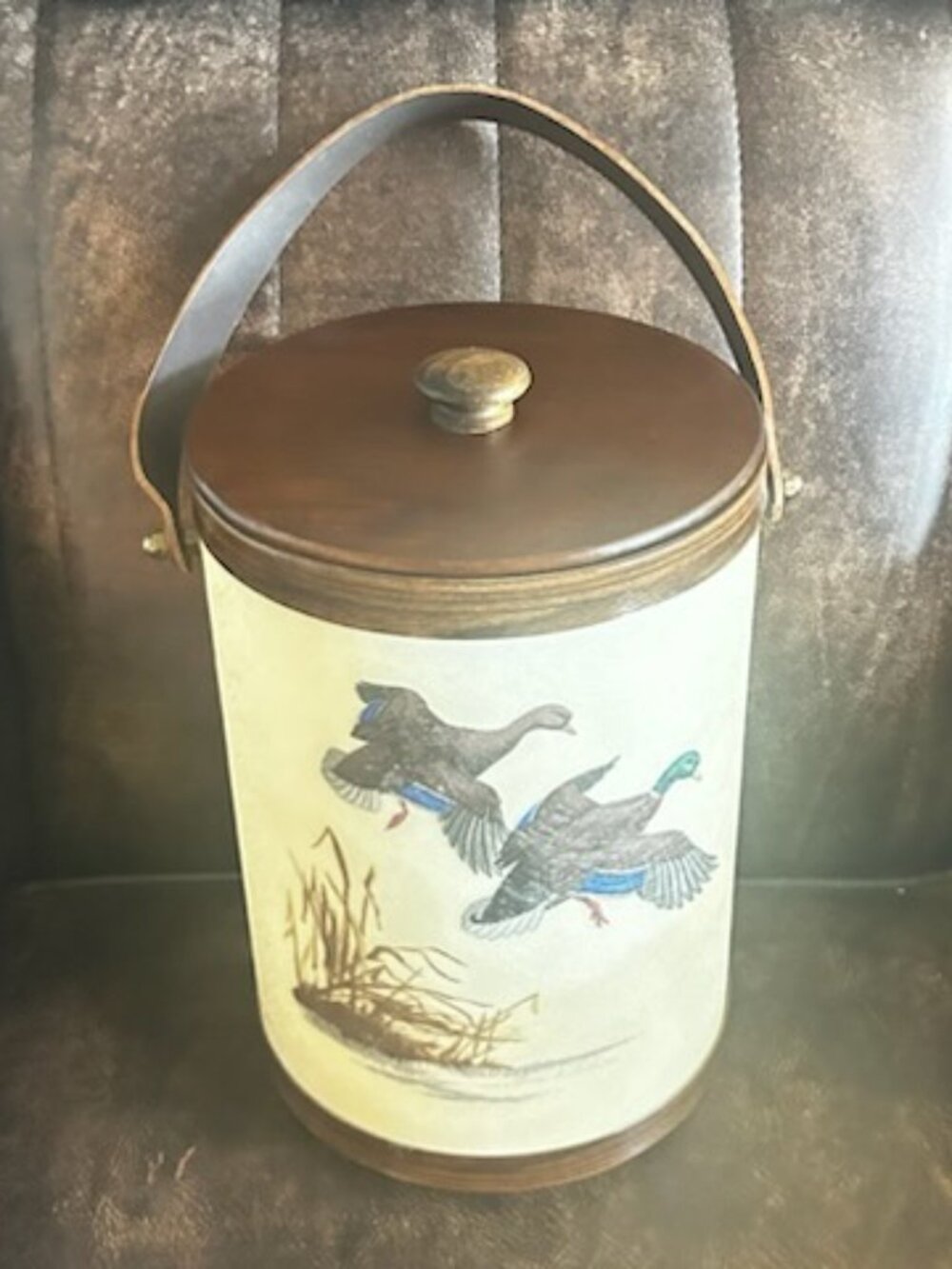 Vintage Mallard Duck Ice Bucket With Detailed Wildlife and Leather Swing Handle - Picture 6 of 13
